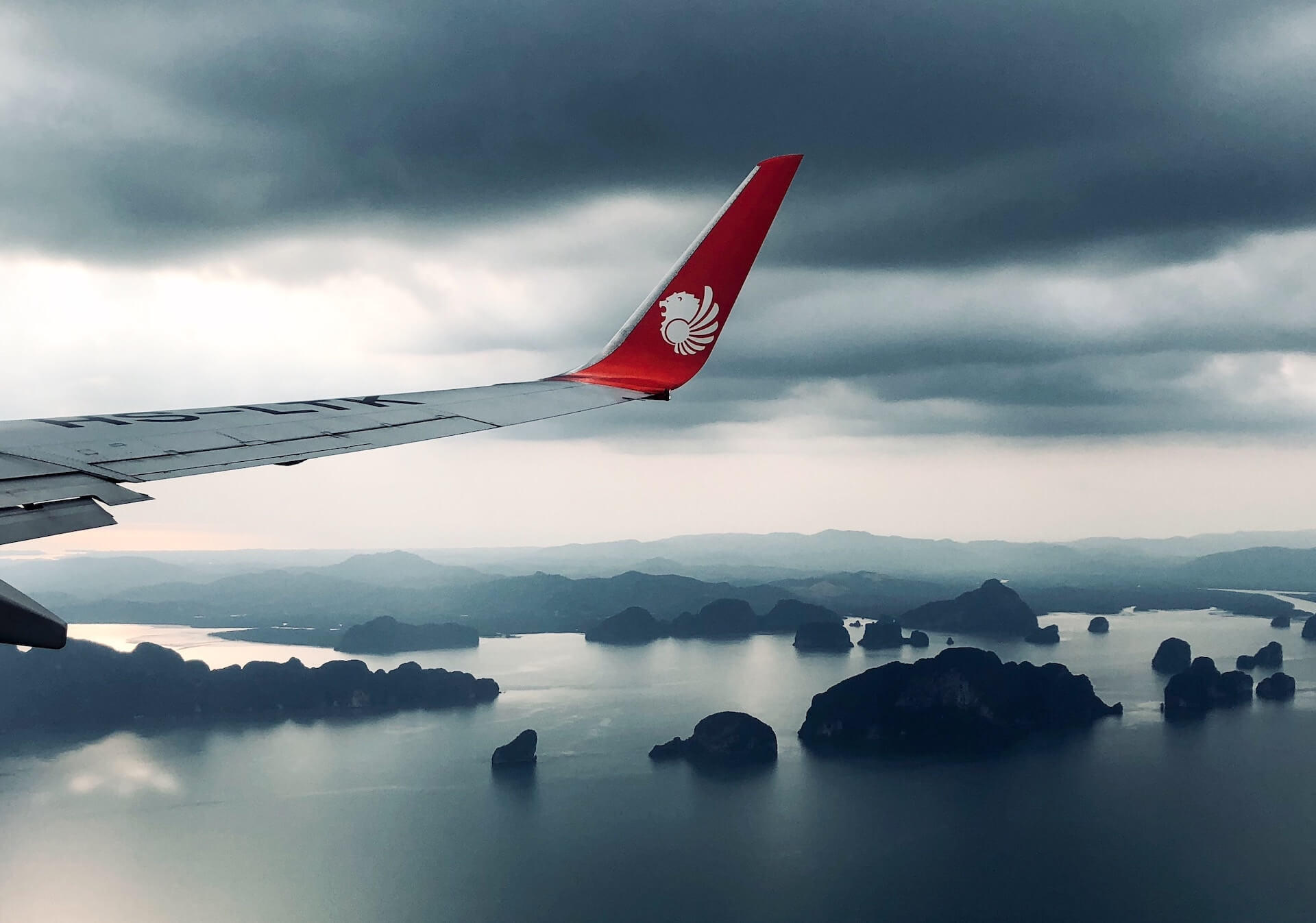 Thai Lion Air Flug über der Bucht von Phang Nga im Anflug auf Krabi