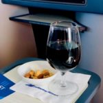 Rotwein & Nüsse vor der Mahlzeit in der Philippine Airlines Business Class
