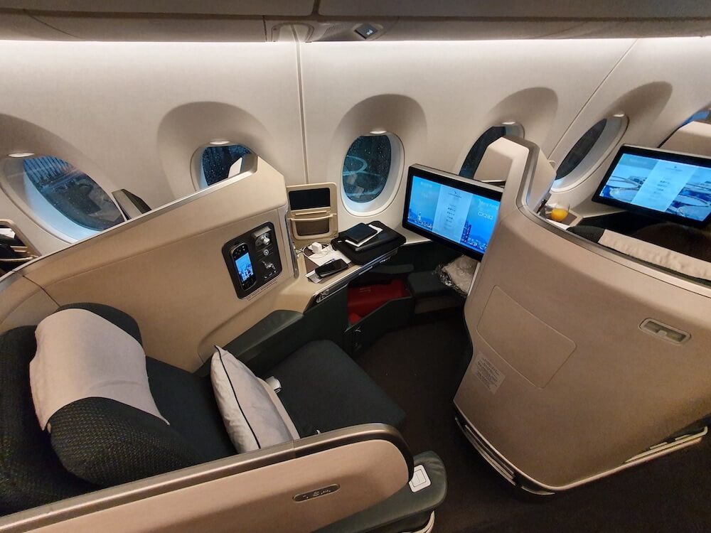 Cathay Pacific Airbus A350 Business Class Kabine