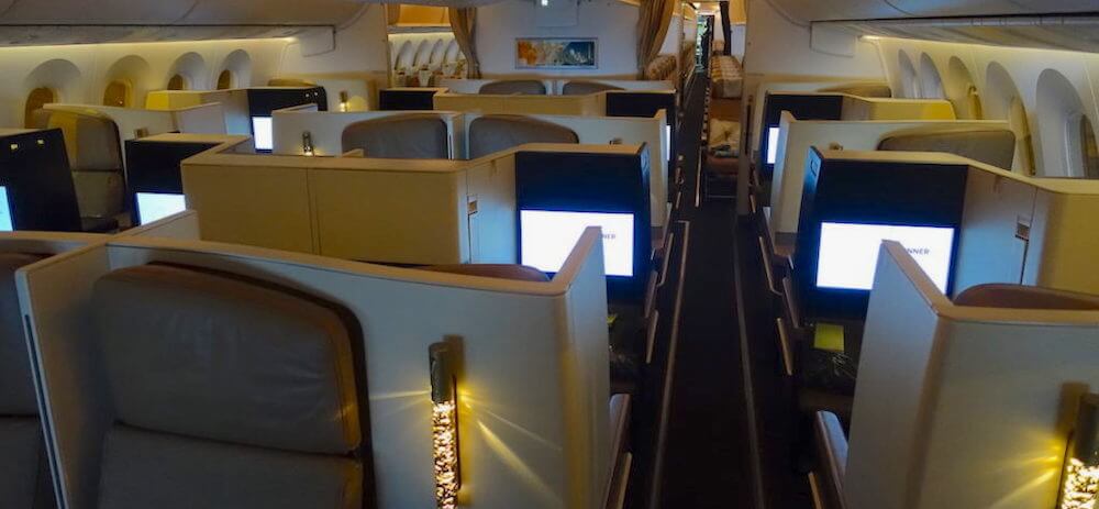 Etihad Boeing 787-9 Business Class Kabine 6 Ambiente