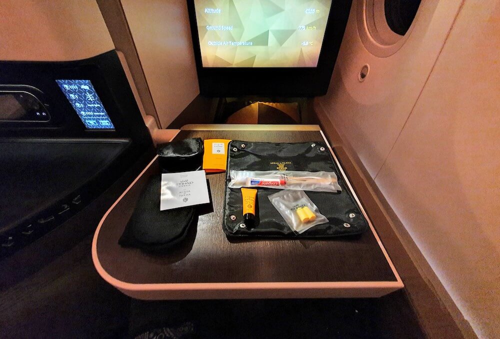 Etihad Business Class Amenity Kit & Tisch Boeing 787