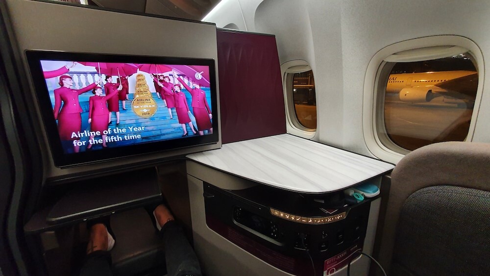 Qatar Airways Business Class Q-Suite Ablagen und Bildschirm